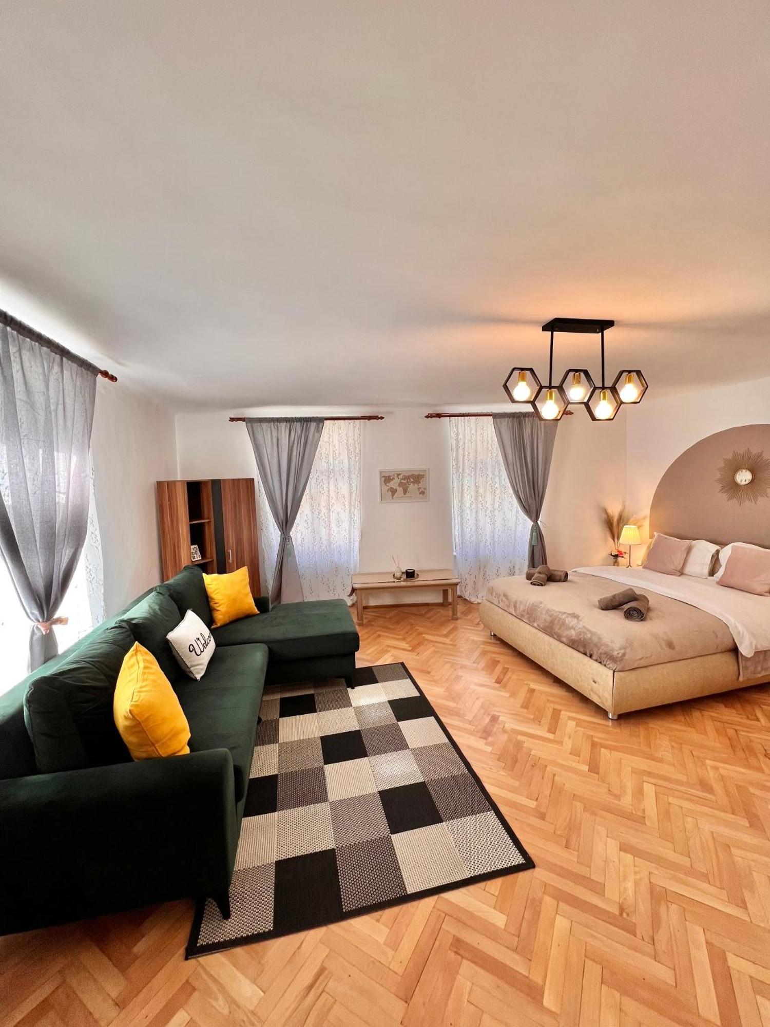 Old Town City Center Apartments Brasov Bagian luar foto