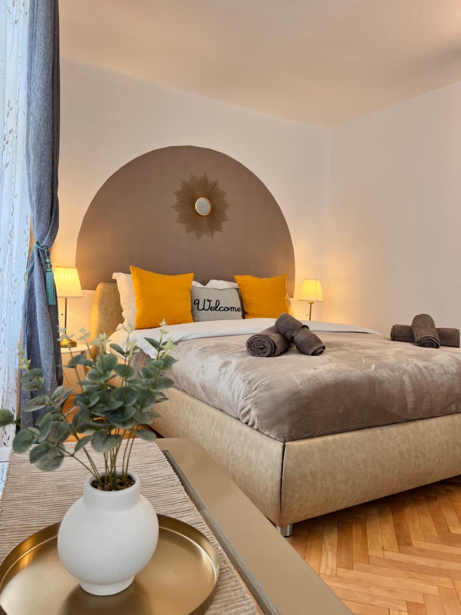 Old Town City Center Apartments Brasov Bagian luar foto