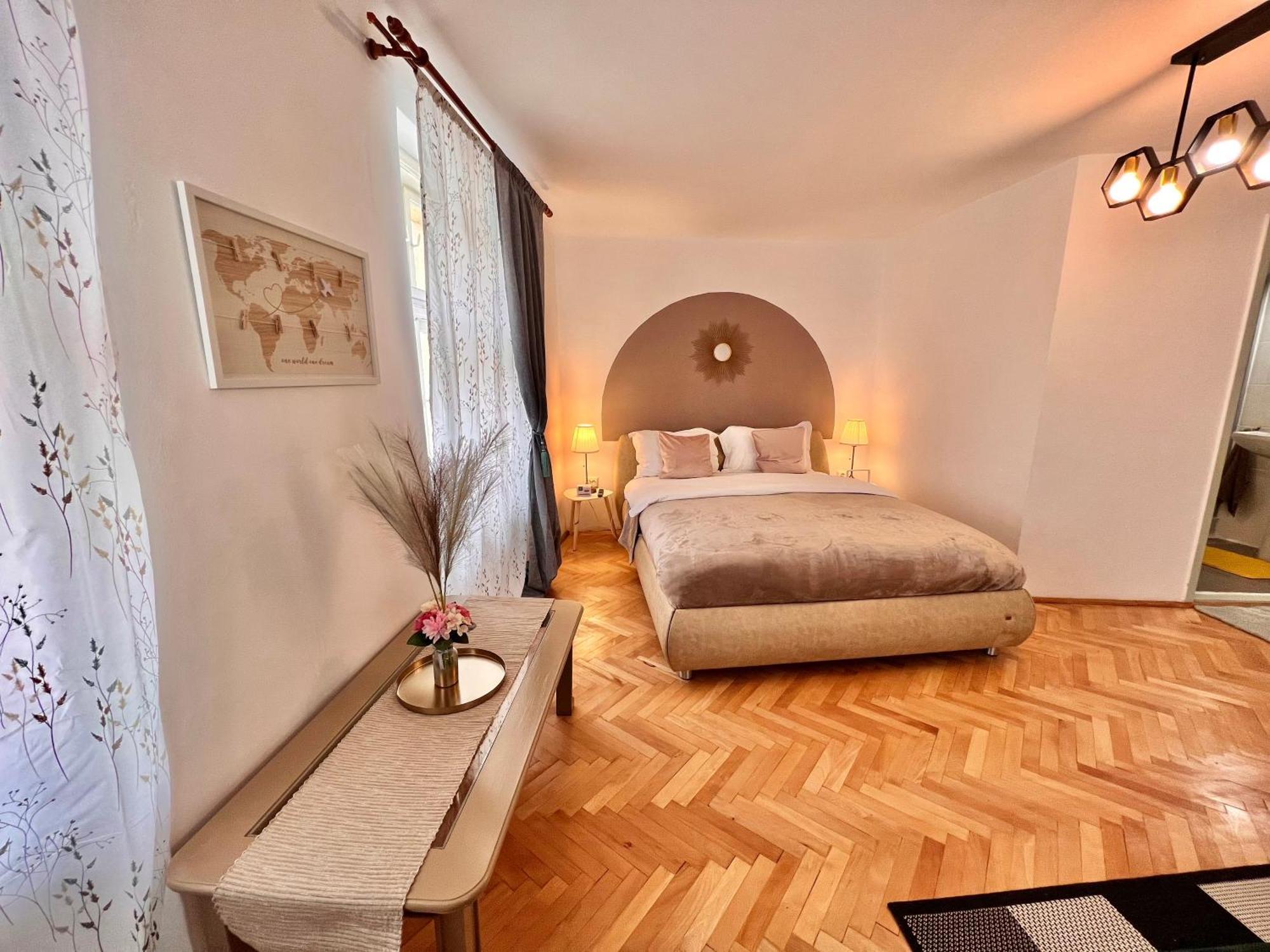 Old Town City Center Apartments Brasov Bagian luar foto