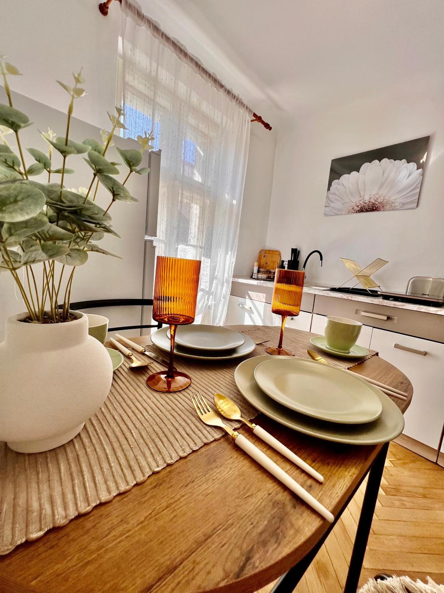 Old Town City Center Apartments Brasov Bagian luar foto