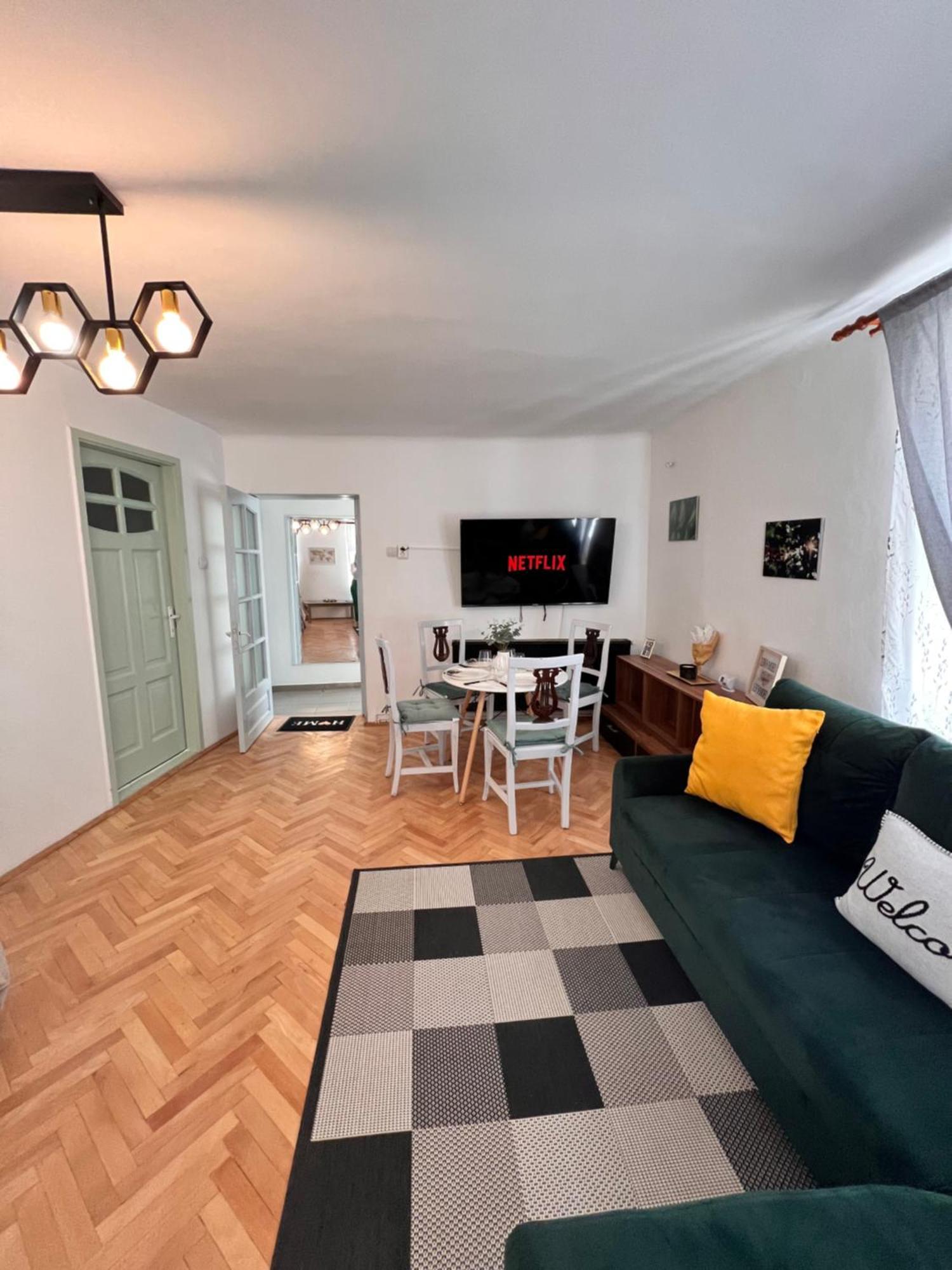 Old Town City Center Apartments Brasov Bagian luar foto