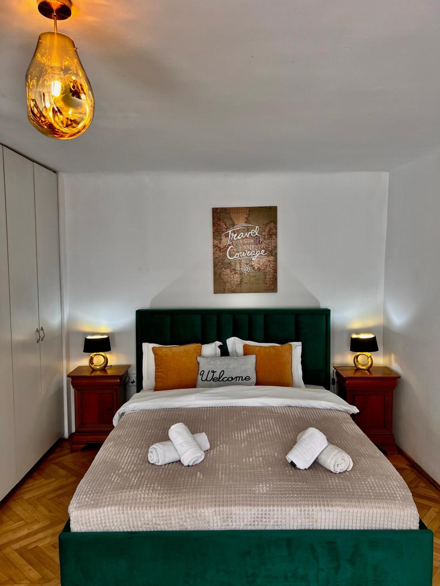 Old Town City Center Apartments Brasov Bagian luar foto