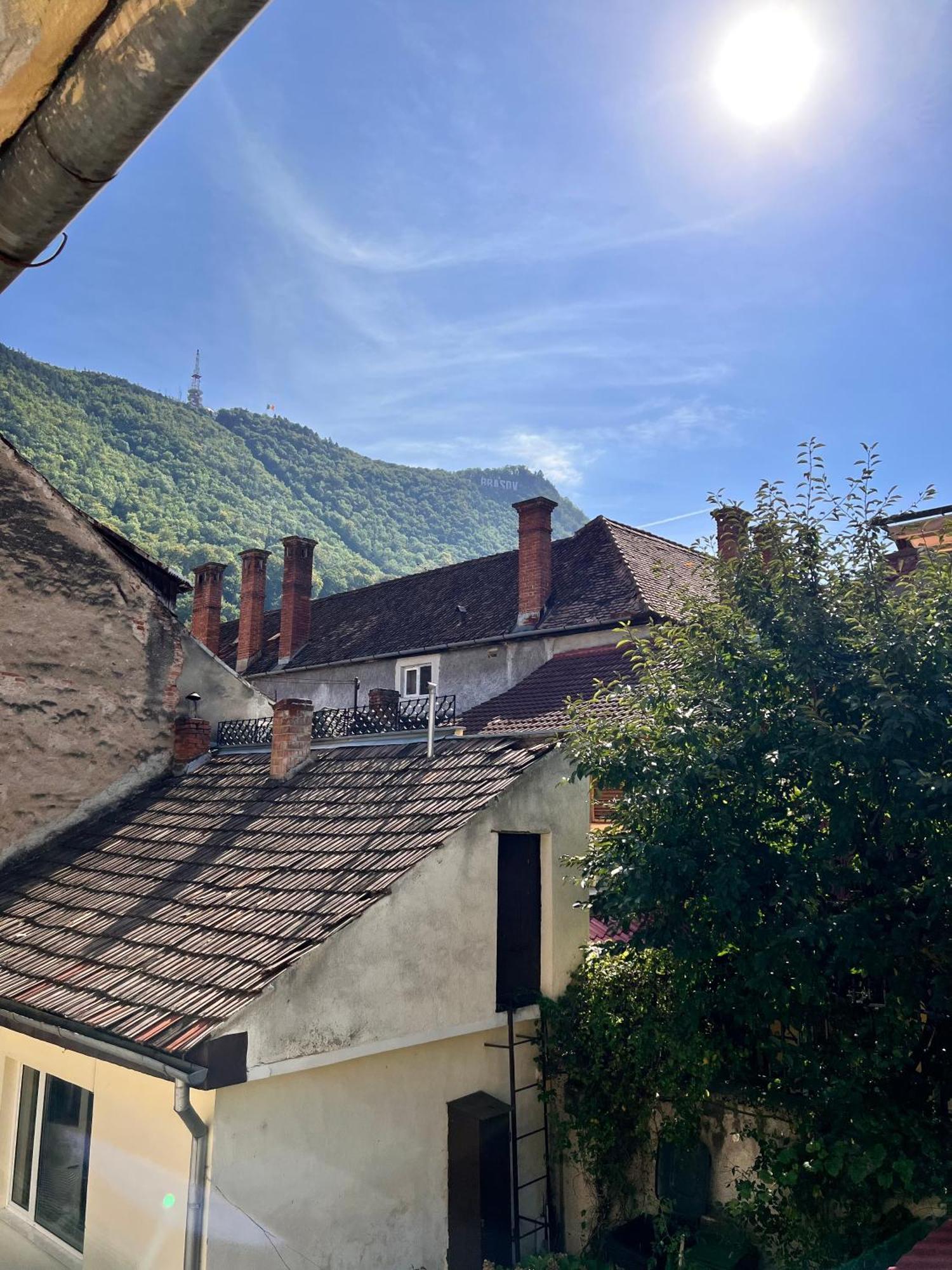 Old Town City Center Apartments Brasov Bagian luar foto