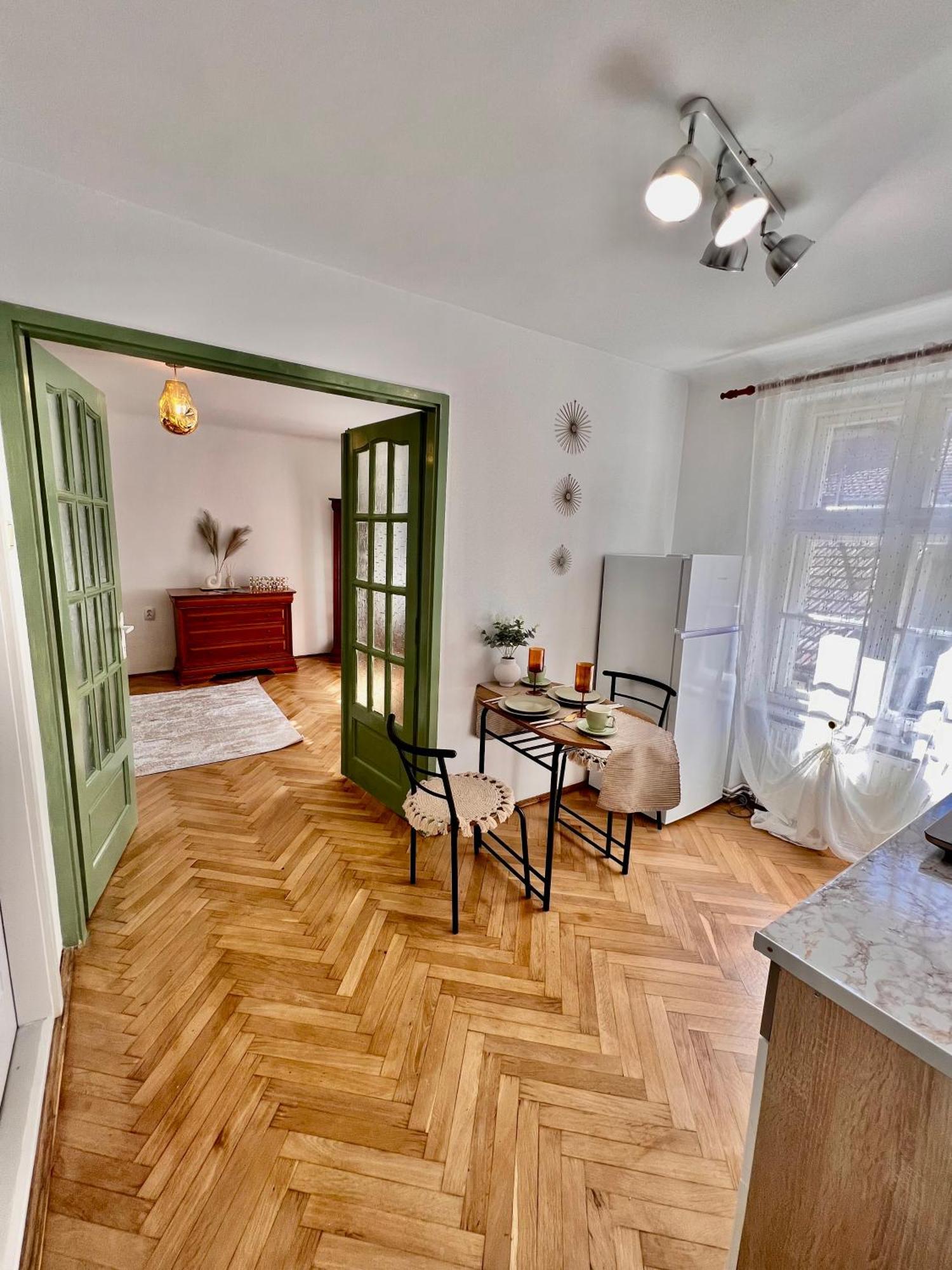 Old Town City Center Apartments Brasov Bagian luar foto