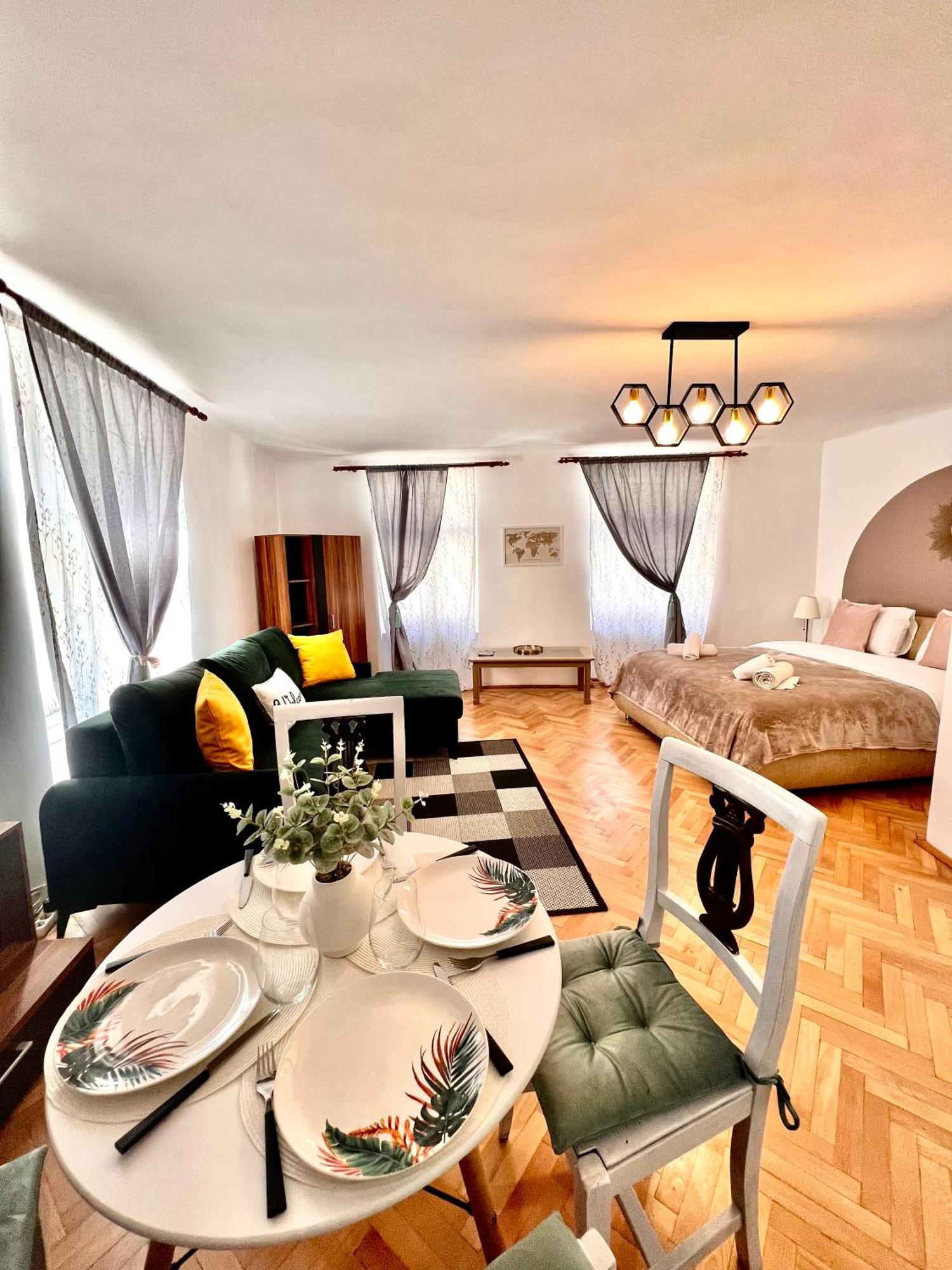 Old Town City Center Apartments Brasov Bagian luar foto