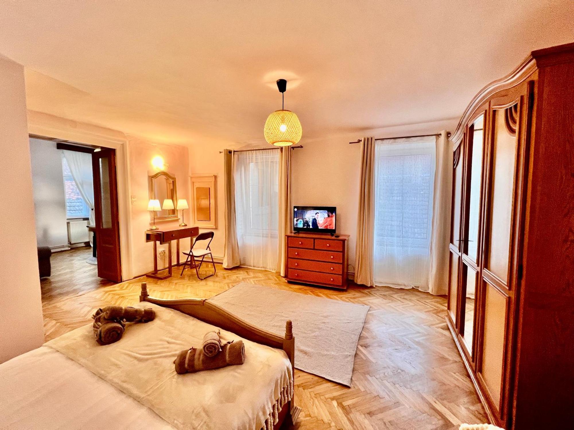 Old Town City Center Apartments Brasov Bagian luar foto