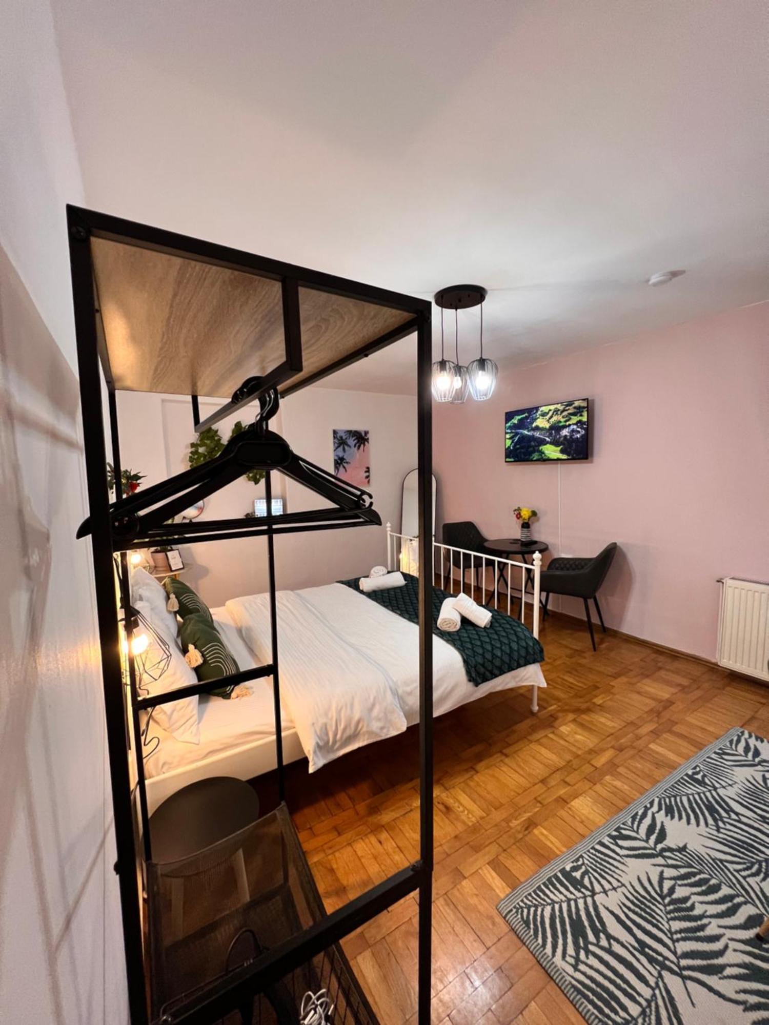 Old Town City Center Apartments Brasov Bagian luar foto