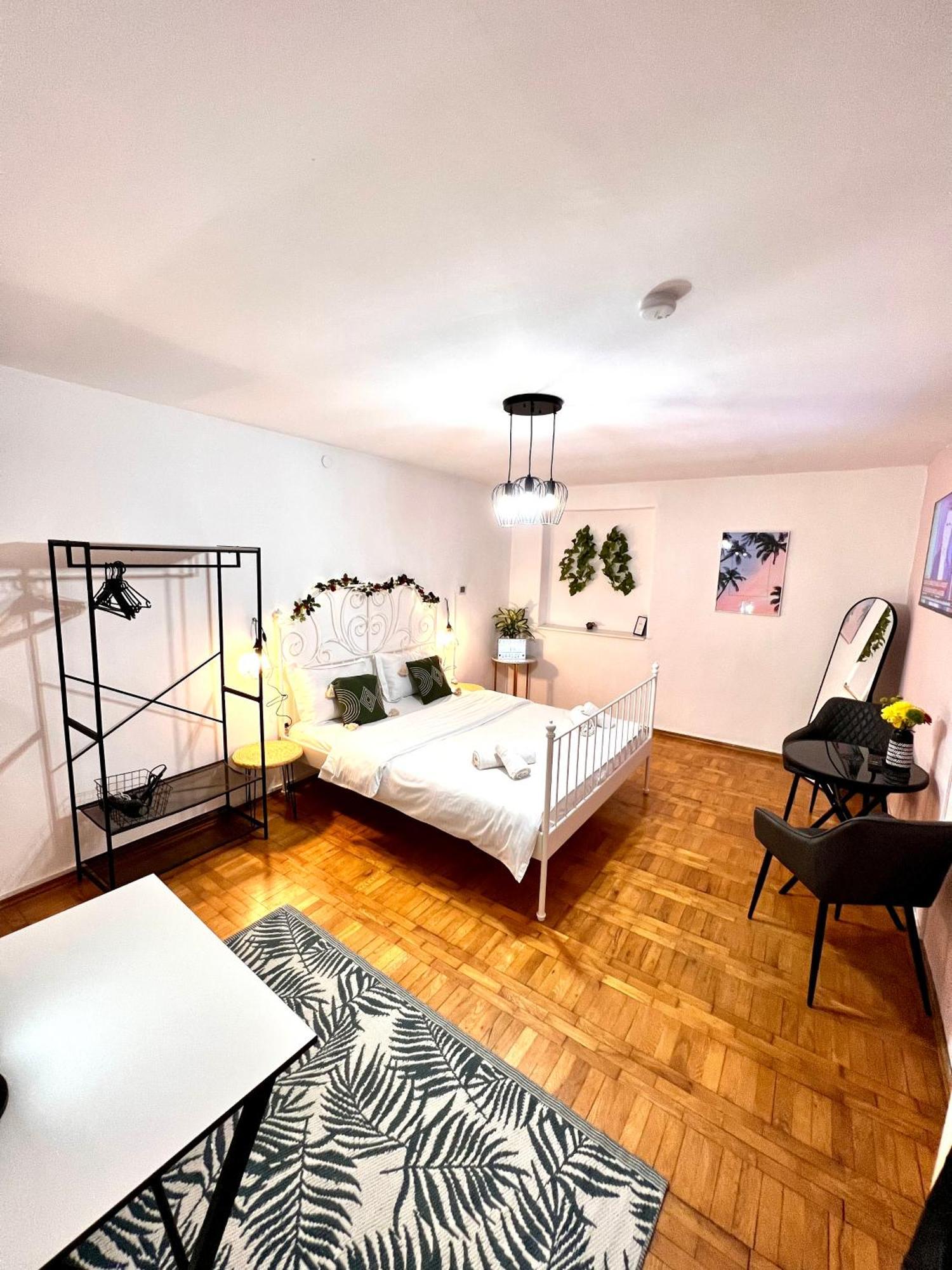 Old Town City Center Apartments Brasov Bagian luar foto