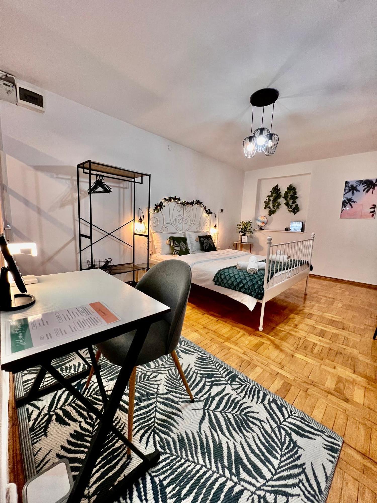 Old Town City Center Apartments Brasov Bagian luar foto